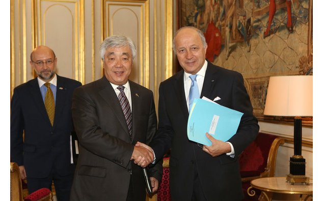 MM. Erlan Idrissov et Laurent Fabius. Paris, 10 juin 2014